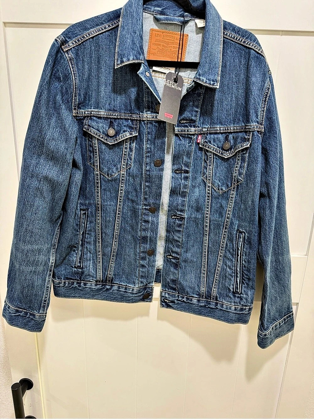 Levi's Premium Trucker Jacket Denim Trucker Jacket in Blue Size Large NWT